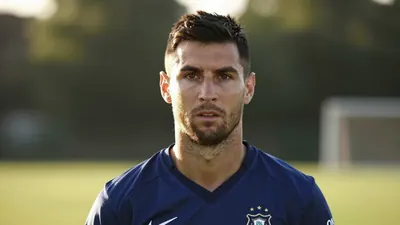 El mediocentro serbio Nemanja Gudelj se acerca al Getafe CF, rechazando ofertas de Málaga y Mallorca para unirse al...